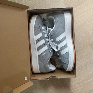 Adidas campus 00 - Helt nya adidas campus 00, gråa i storlek 38! Köpta på pardon my kicks för 3 veckor sedan och aldrig använda. Nypris 2000kr, mitt pris 1400kr💕