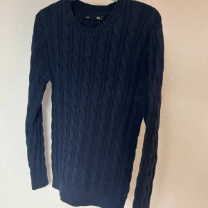 Stickad Overshirt L157 - Kabelstickad Overshirt från lager 157  Storlek L men sitter son en M  Mörkblå,  Nyskick 