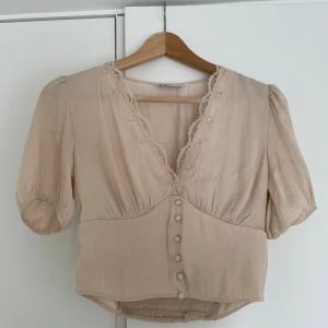 Blus från Stradivarius - Oanvänd! Kort blus i tunt material.