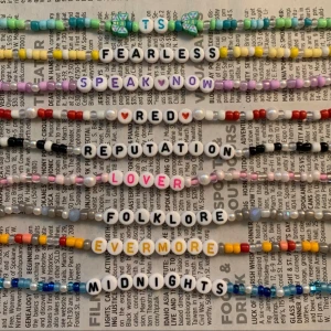 Taylor Swift friendship bracelets  - Hej! Jag fixar Taylor Swift friendship bracelets för 18kr styck, du får skicka design, bestämma färger, text osv (eller skicka bild som inspo). Det blir billigare ju fler du köper. Skicka ett meddelande ifall du vill köpa ett paket med flera stycken🌟