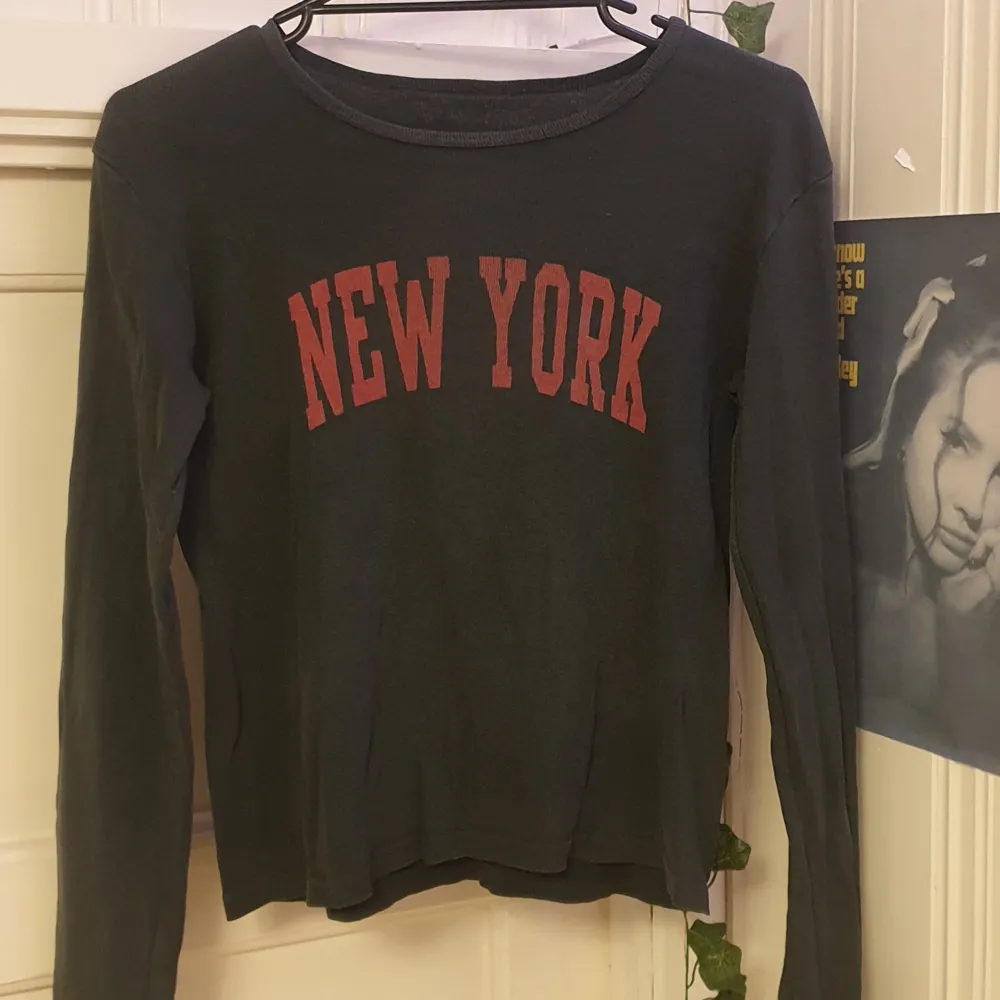 En svart långärmad tröja med new york tryck, som den från brandy melville!💞 Köpt här på plick :). Tröjor & Koftor.
