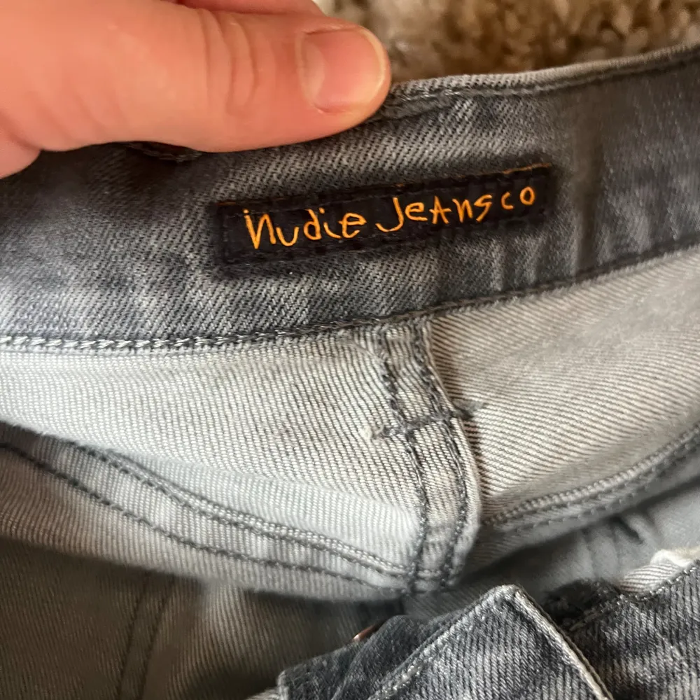 Säljer ett par riktigt feta Nudie Jeans i modellen grim. Skicket är inprinsip nya då jag skulle säga det är 9/10. Tveka inte och höra av er vid frågor😁. Jeans & Byxor.