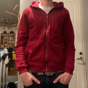 Sail Racing Tröja - Säljer denna riktigt snygga vin-röda tröja pga inte min passform längre🤩