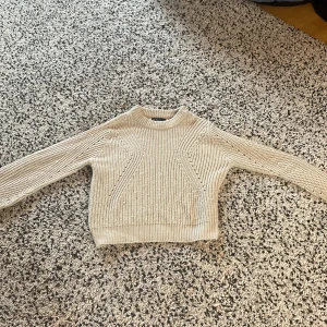 Stickad tröja - Detta är en fin lite beige aktig långarmad tröja som jag säljer eftersom att jag inte använder den längre. Fick denna i present för länge sen.