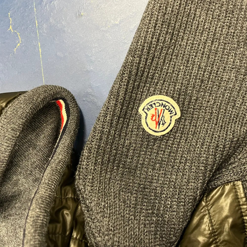 Moncler cardigan i storleken S. Modellen på bilden är 178cm lång. Fint skick, skulle säga 8/10 inga skavanker men använd. Inget og men givetvis äkta. Nypris 8999kr, köp för endast 3399kr.. Jackor.