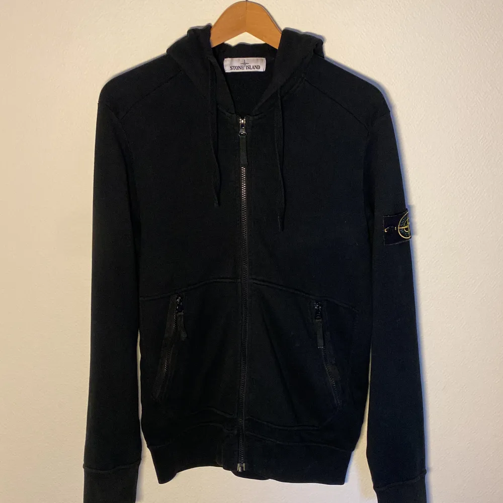 Stone island zip hoodie i bra skick. Den är äkta, men kvitto saknas. Har ett litet hål på axeln därav priset, men är i övrigt bra skick. Fråga om bild. Skick 7/10. Nypris runt 3,5k. Pris går att diskutera.. Hoodies.