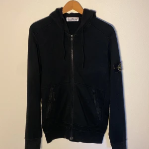 Stone island zip hoodie  - Stone island zip hoodie i bra skick. Den är äkta, men kvitto saknas. Har ett litet hål på axeln därav priset, men är i övrigt bra skick. Fråga om bild. Skick 7/10. Nypris runt 3,5k. Pris går att diskutera.