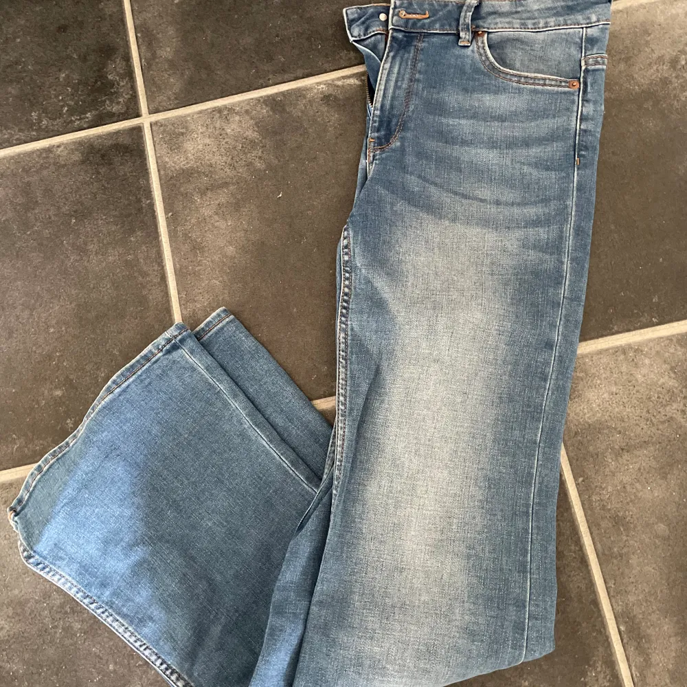 Utsvängda jeans från Lindex Stl 38. Väldigt sköna på. Obetydligt använda. . Jeans & Byxor.