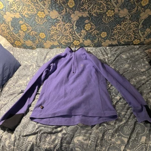 Fleecetröja  - En lila fleecetröja från hahlöfs i ok skick, den är flitigt använd och otroligt skön och håller dig varm