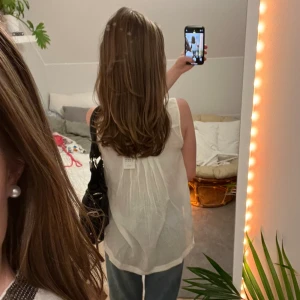 Vit blus VERO MODA - Vit blus från veromoda med prislappen kvar på, nypris 329.95 kr 🩷 jättefin somrig blus stockholmsstil ❤️