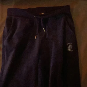 Lila juicy byxor  - Hej säljer dessa för lågt pris pågrund av ingen användning ❤️ de är lite sönder vid fötterna 