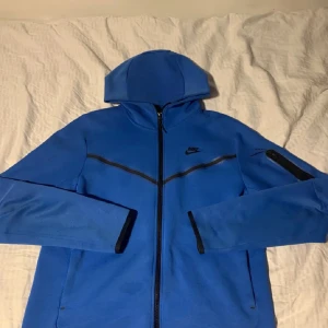 Nike tech blå - Jag säljer eftersom drt inte kommer till användning längre. Skick 8/10 nypris ca 1700 mitt pris 999