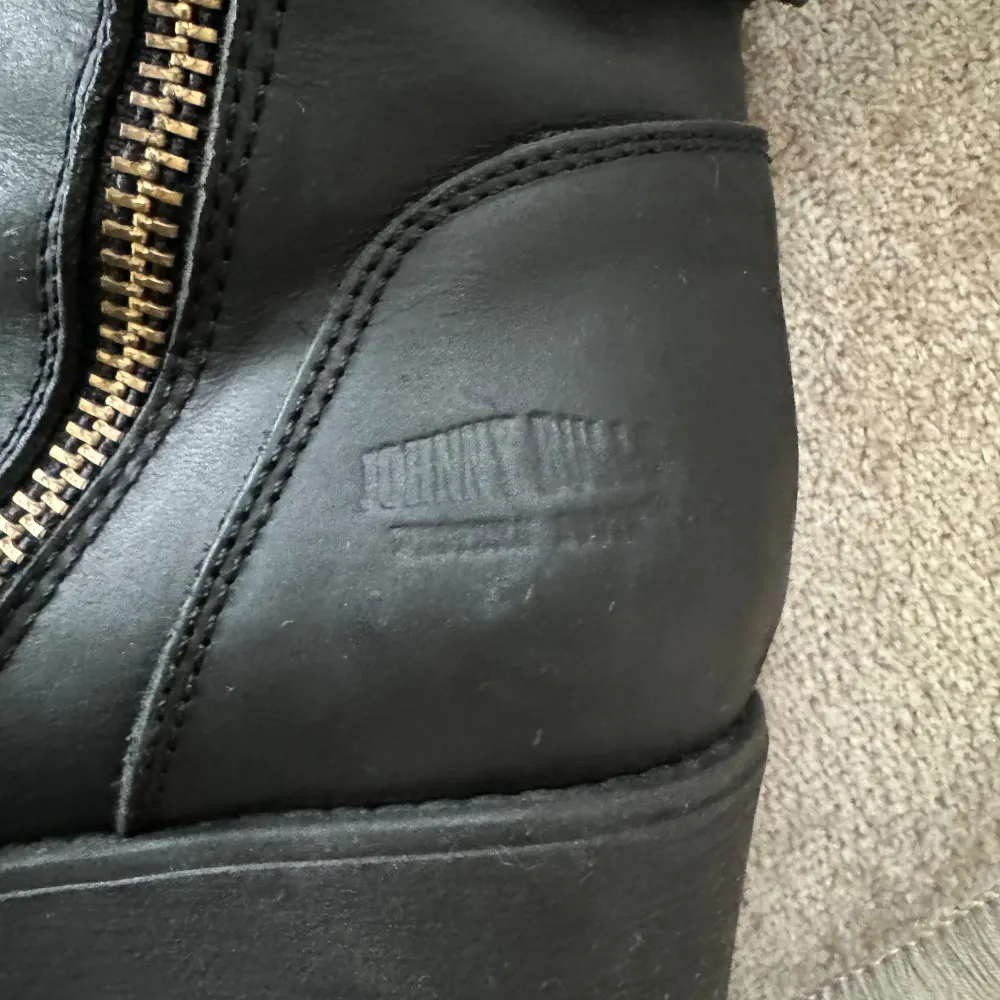 Johnny Bulls 5025 skor svarta med gulddetaljer.  Storlek 38 (passar även 39). Skor.