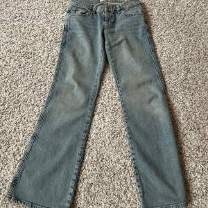 Säljer ett par jeans från Gina tricot. Köpt för 500kr och säljer för 230kr. Kommer i fint skick, använt en gång. Säljer pågrund av att de är för korta. 