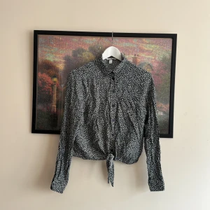Blommig skjorta  - Blommig skjorta från H&M i storlek 38. 🌸