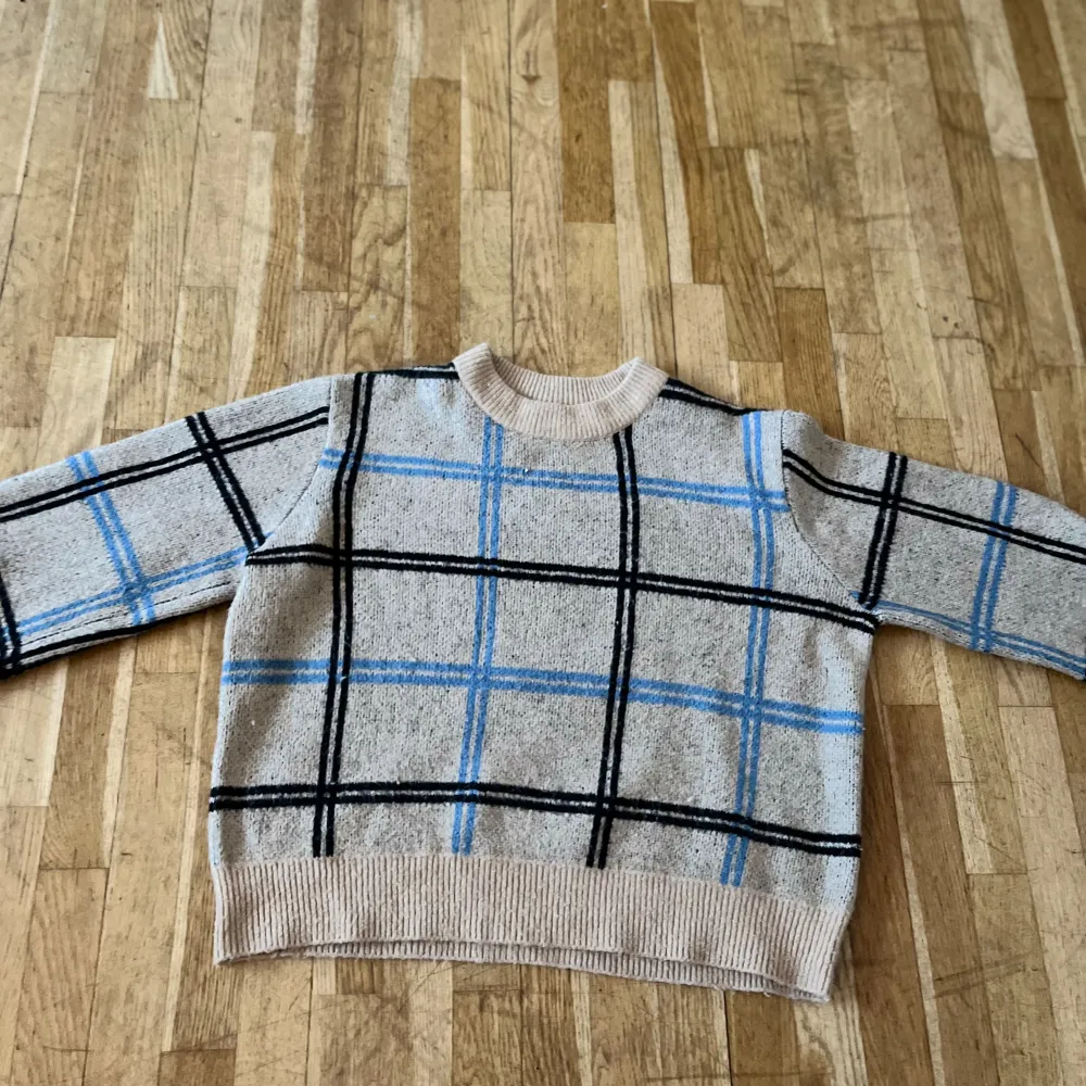 Säljer denna stickade tröja från KappAhl  storlek M💗 Har endast använts ett fåtal hänger så den är i fint skick💗💗. Stickat.