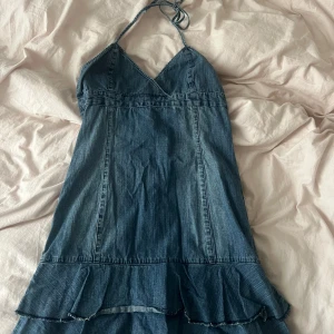 jeansklänning  - halterneck jeansklänning med dragkedja bak, fint skick. Storlek 38 men passar mig med 34/36