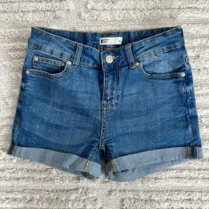 Jeansshorts från Gina tricot, insydda i midjan men går lätt att sprätta upp