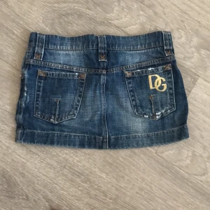 Dolce & Gabbana jeanskjol  - Den är helt äkta och i gott skick!! I storlek 38. Perfekt för sommarn 💕tryck på köp, säljer för bra pris 