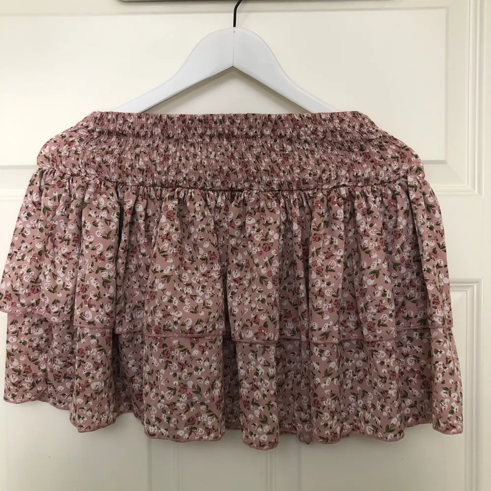 Säljer min blommiga kjol från shein. Köptes förra året och är aldrig använd. Precis som ny. . Kjolar.