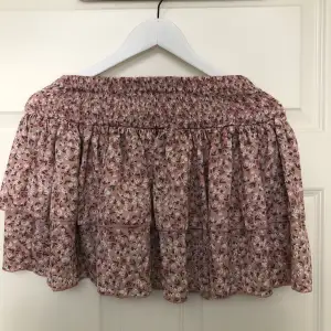 Säljer min blommiga kjol från shein. Köptes förra året och är aldrig använd. Precis som ny. 