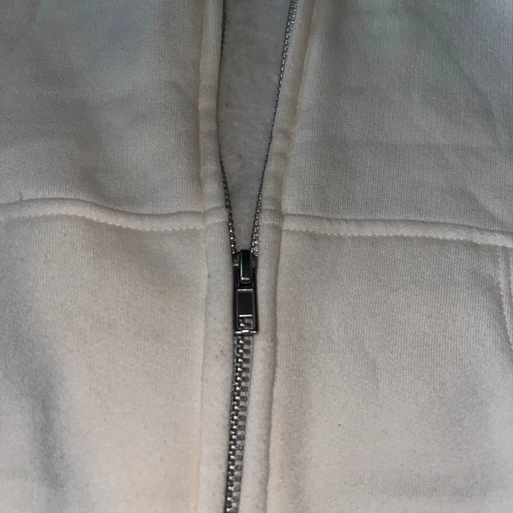 Vit Zip-up tröja. Lite cropped men mjuk. Använd kanske 2 gånger. Fint skick.. Hoodies.