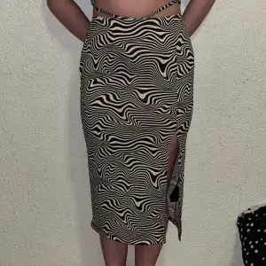 Denna zebra mönstrade kjol från H&M är i storlek XS och har aldrig använts.