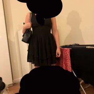 Säljer denna klänning vet inte vart jag har köpt den för lappen är tyvärr av -  Säljer denna fina klänning vet ej var den är ifrån för stor har XS Men det är i S ❤️