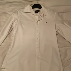 Ralph Lauren skjorta - Vit Ralph Lauren skjorta i mycket bra skick, endast använd en gång
