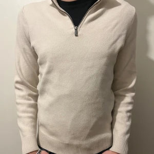 Massimo dutti halfzip - Hej säljer nu min killes jätte fina halfzip ifrån märket Massimo dutti, tröjan har mest bara legat i hans garderob alltså är den nästan i ett helt nytt skick 9/10. Han är cirka 180 och den sitter bra på han💕 Köparen står för frakt 💕🫶