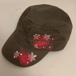 Y2k keps - Fett snygg keps med coola broderier i perfekt skick. Skriv vid frågor! (: