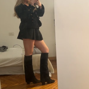 Chanel Stövlar  - Chanel stövlar   Lite små i storleken 