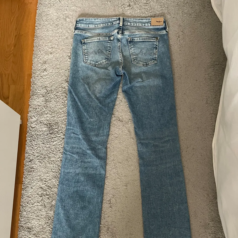 Low waist jeans från pepe💕köpta 2021, använda ett fåtal gånger. Lite bootcut. Nypris ca 1000. Skriv för mått eller fler bilder! (Sista bilden lånad). Jeans & Byxor.