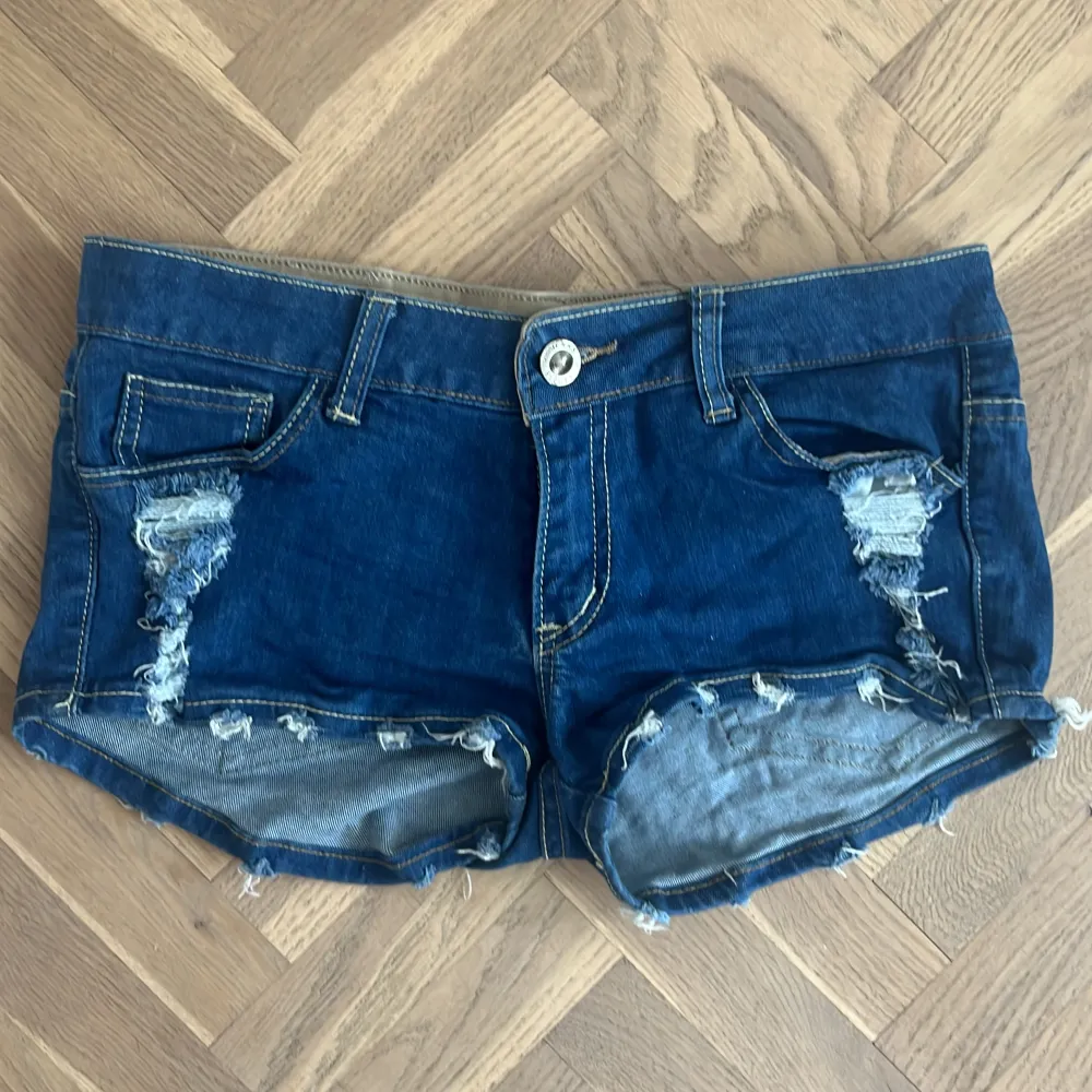 Jättefina mörkblå jeans shorts med kaniner bak på fickorna. Står att de är i storlek L men skulle säga att de är mer i S.  Midjemått: 38💞. Shorts.