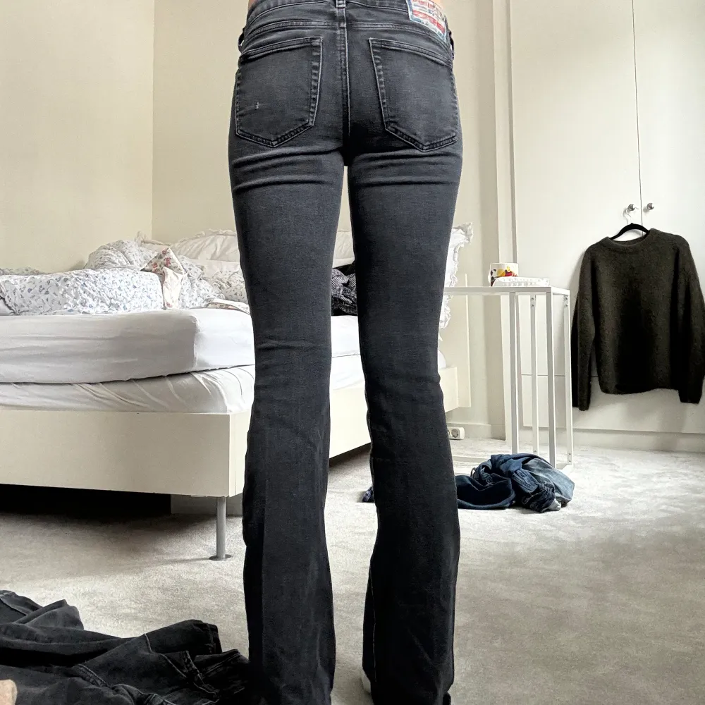 Lågmidjade jeans från diesel i sjukt snygg tvätt och passform. Jätte bra skick nypris ligger på ca 1500 kr. Jag är 165 cm. Jeans & Byxor.