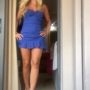 Blå prickig miniklänning - Jättefin prickig mini klänning från Mango i storlek xs, endast använd en gång! 