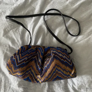 Väska  - Missoni liknande clutch köpt på boozt🥰