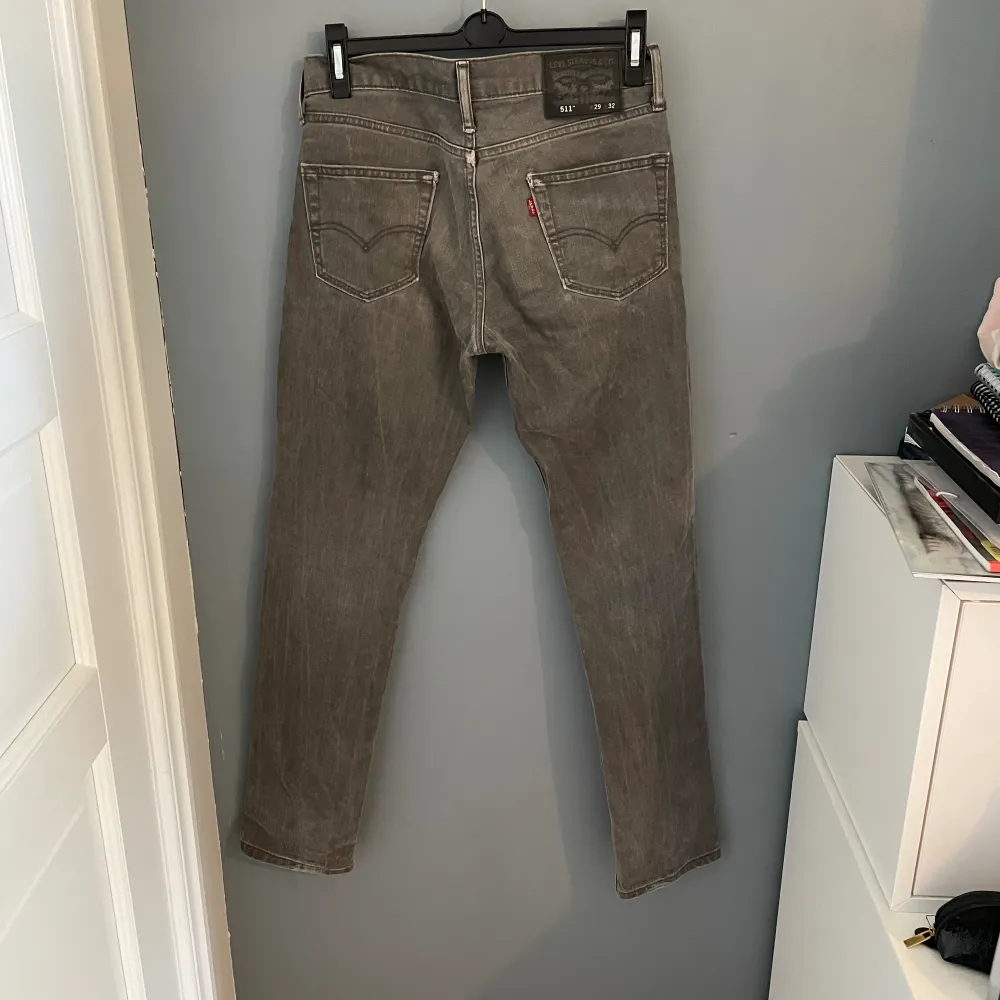 Jätte snygga gråa levi’s jeans, fickorna är lite slitna men inget som märks annars i bra skick, strl W29 L32, slim/rak passform, ganska låg midja ✨✨skriv vid intresse eller om fler bilder . Jeans & Byxor.