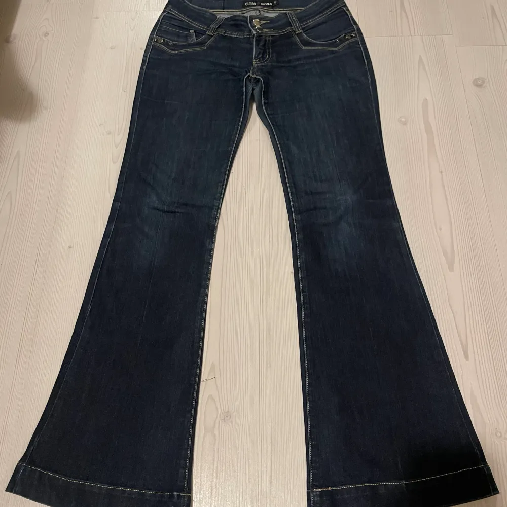 Lågmidjade bootcut jeans  Midjemåttet 38 Innerbenslängd 82 Ytterbenslängd 102. Jeans & Byxor.