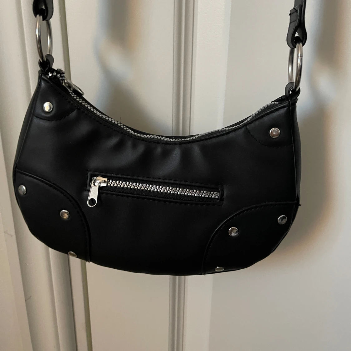 Svart axelremsväska  - 91