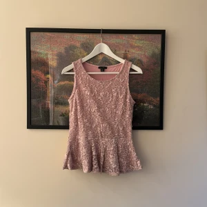 Rosa topp  - Rosa, blommig topp från NEW YORKER i storlek M. 🌸