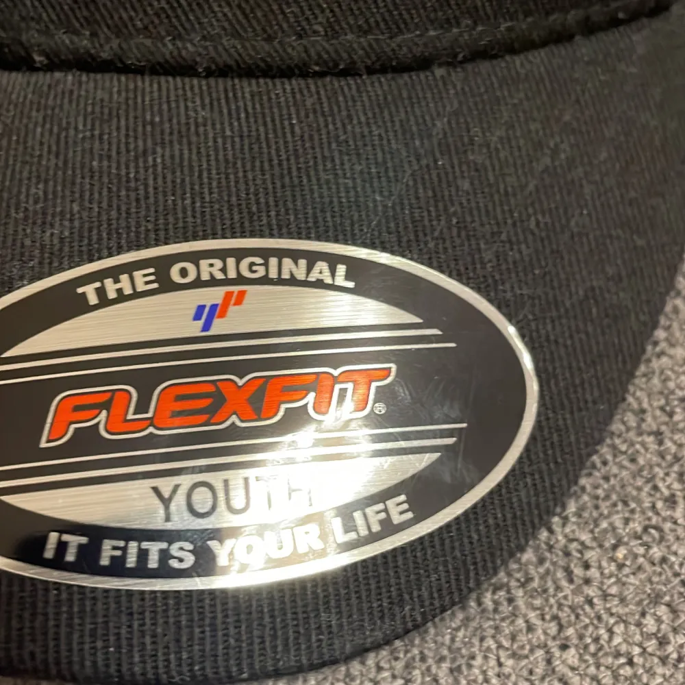 Säljer flexfit keps köpte för 350kr och tänker sälja den för 200 eller gå ner i pris  via dm . Övrigt.