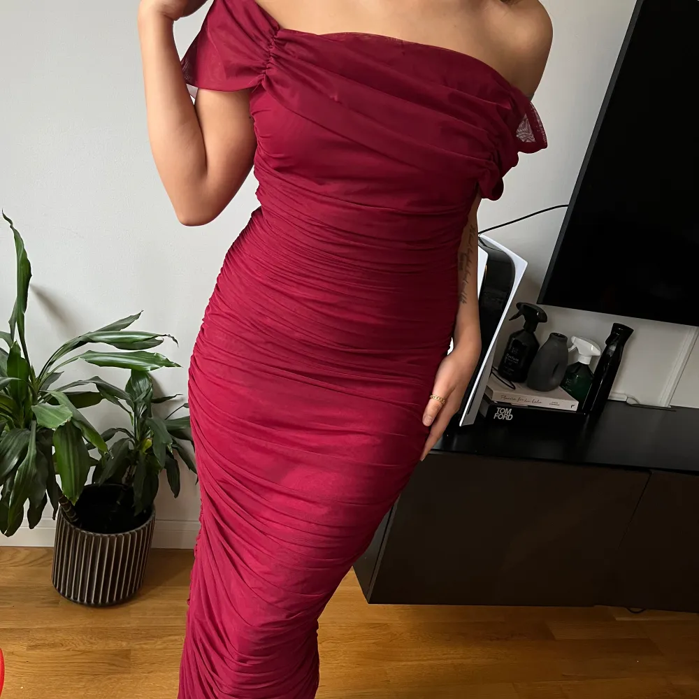 Snygg vinröd klänning storlek m  Formar kroppen snyggt då det är meshtyg Använd endast en gång . Klänningar.