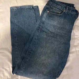 Marinblåa jeans från Jack and Jones säljes snabbt användes inte längre. 