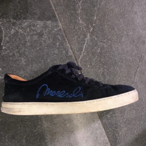 Moreschi skor - Säljer ett par sällsynta Moreschi skor i storlek 43,5  Skorna är i använt skick men både ser och känns fortfarande riktigt bra, nypris 4500 kr  skriv vid funderingar