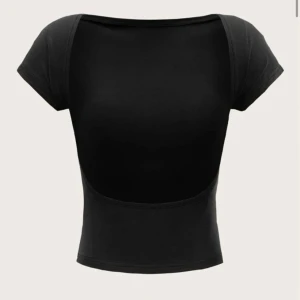 Rygglös topp - Säljer 1 för 30 eller 2 för 55. Köpt från SHEIN, aldrig använda.