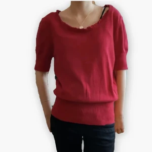 Röd topp❤️❤️ - Så söt röd topp perfekt nu inför sommaren! Storlek M men passar även mig som har xs/s då den är väldigt stretchig töjbar och passar fler storlekar ❣️