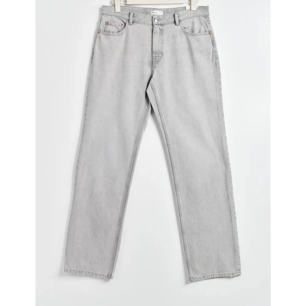 Säljer grå low waist jeans då de inte passar mig längre. Helt nya, använt fåtal gånger, inga sakdor eller annat. Skriv för fler bilder om man skulle vilja ha de.. Jeans & Byxor.
