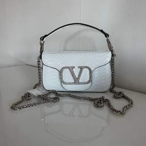 Helt ny Valentino liknande Väska. Säljer eftersom den tyvärr inte används. Dustbag förekommer. Vid fler frågor eller detaljer är du välkommen att höra av dig!