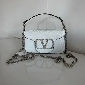 Helt ny Valentino liknande Väska. Säljer eftersom den tyvärr inte används. Dustbag förekommer. Vid fler frågor eller detaljer är du välkommen att höra av dig!